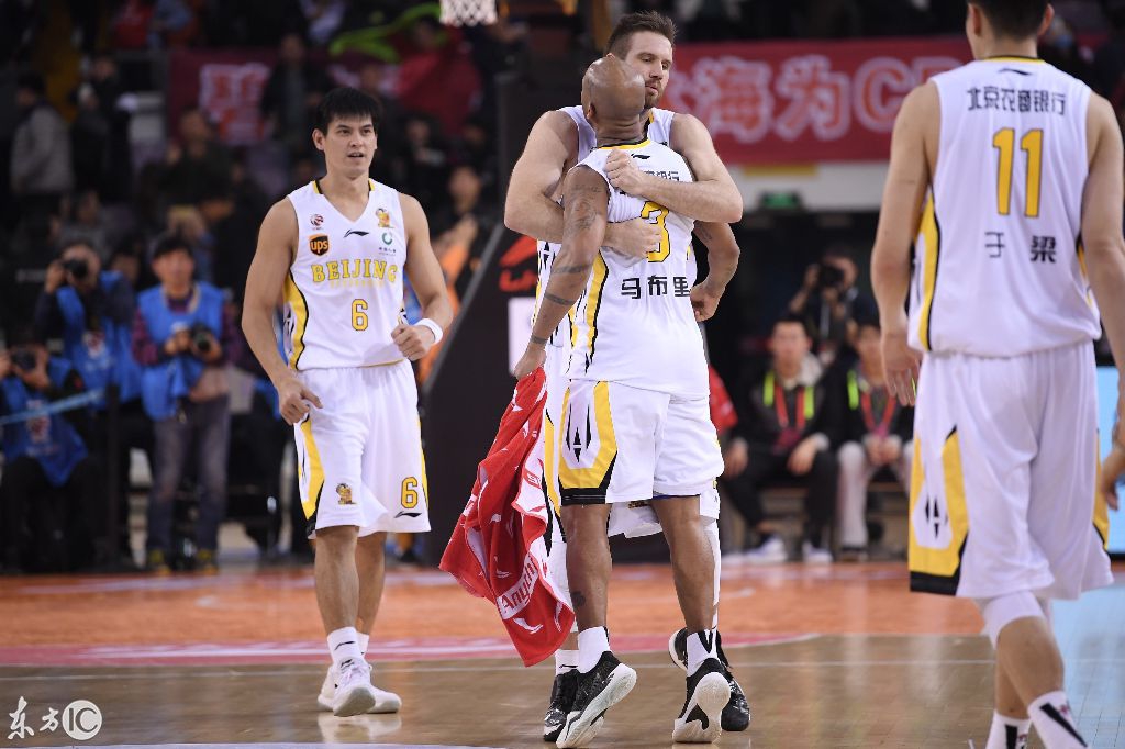 菲尼克斯太阳训练开放日，转会期篮板制胜引欢呼，欧冠在即，团队化学反应显著的简单介绍